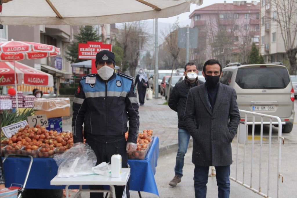 BOLU'DA VATANDAŞA MASKE DAĞITILDI