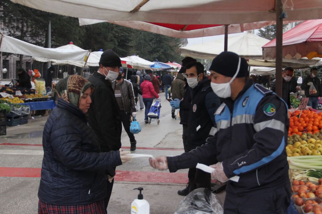 BOLU'DA VATANDAŞA MASKE DAĞITILDI