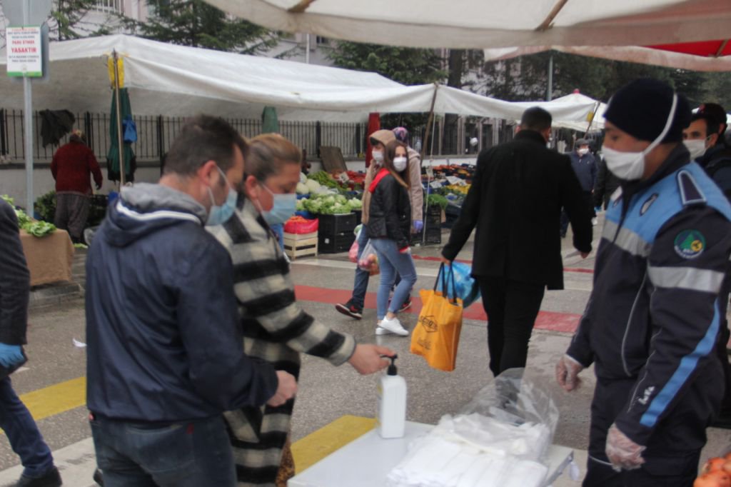 BOLU'DA VATANDAŞA MASKE DAĞITILDI