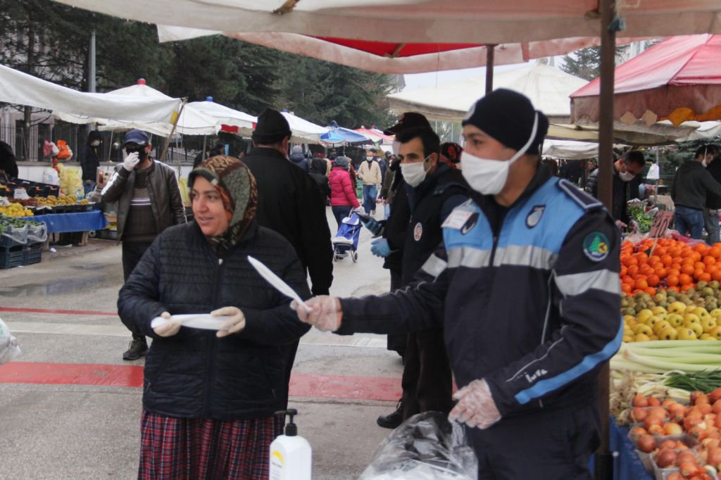BOLU'DA VATANDAŞA MASKE DAĞITILDI