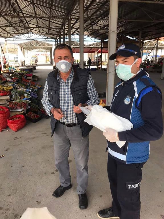 VATANDAŞA ÜCRETSİZ MASKE DAĞITTILAR