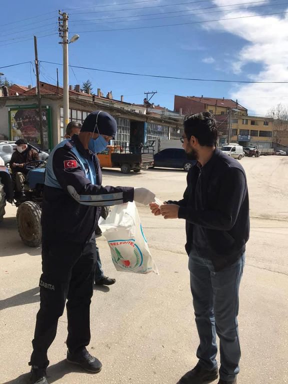 VATANDAŞA ÜCRETSİZ MASKE DAĞITTILAR