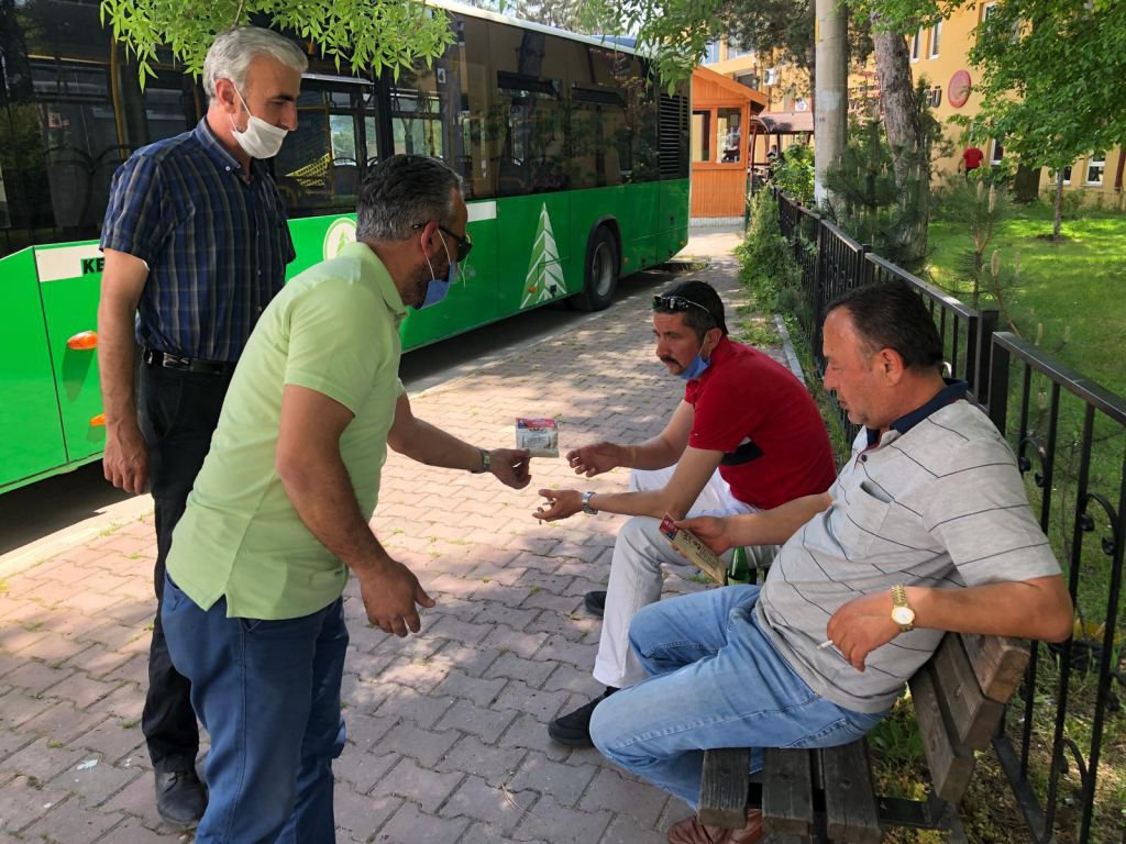 VATANDAŞLARA KAHVE İKRAM ETTİLER