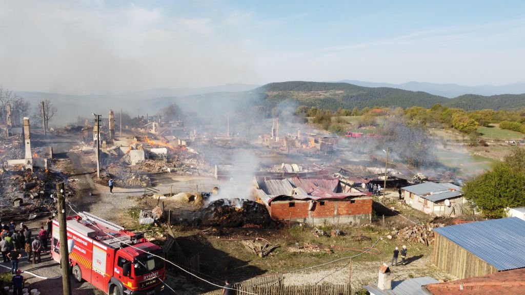 YAŞLI KADINI YANGINDAN KOMŞUSU KURTARDI