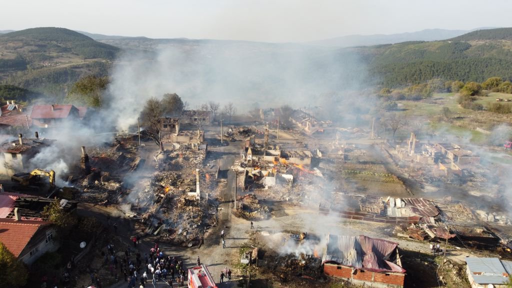 YAŞLI KADINI YANGINDAN KOMŞUSU KURTARDI