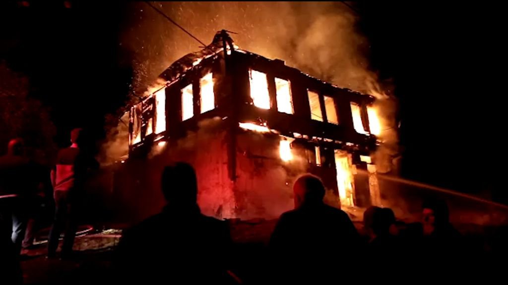 YAŞLI KADININ EVİ ALEV ALEV YANDI