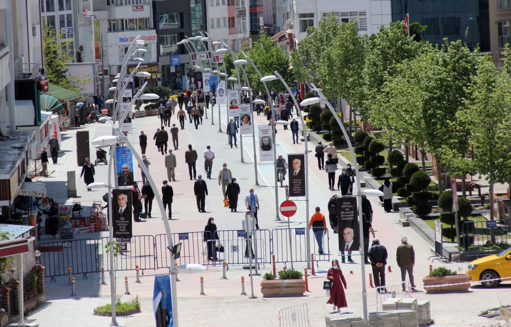 YAŞLILAR SOKAĞA AKIN ETTİ