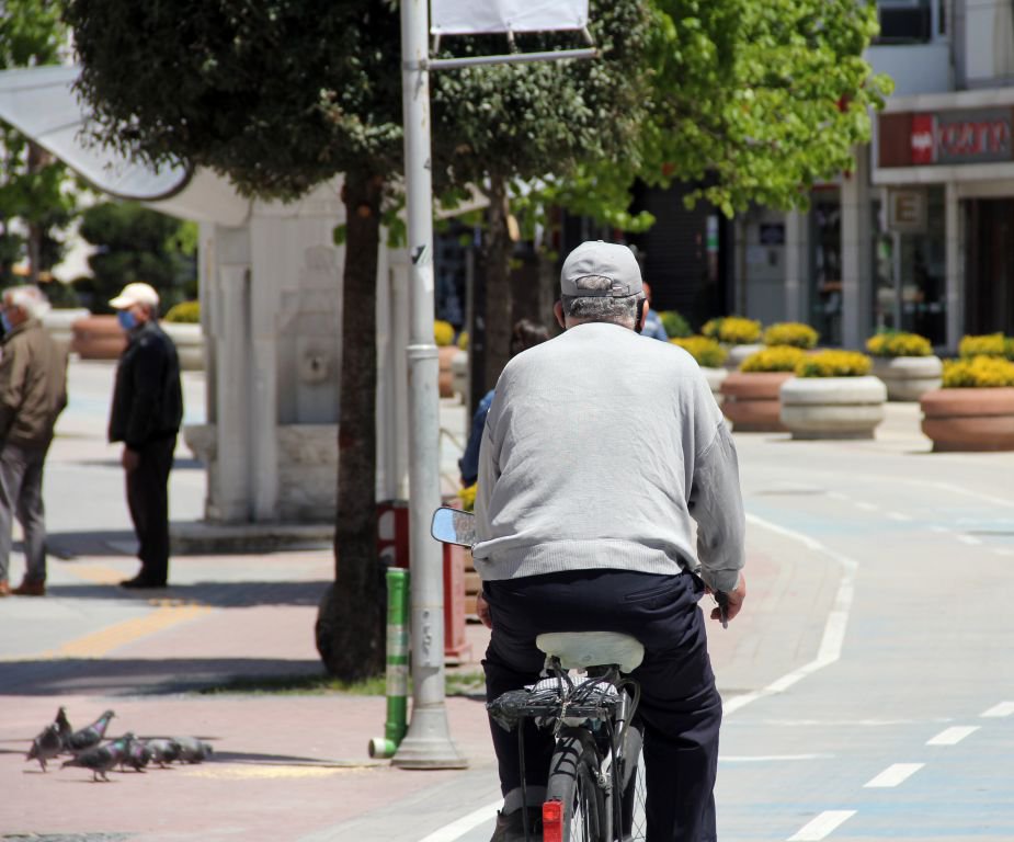 YAŞLILAR SOKAĞA AKIN ETTİ