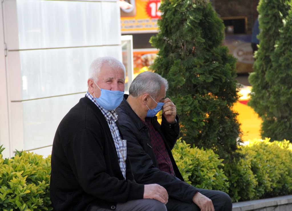 YAŞLILAR SOKAĞA AKIN ETTİ