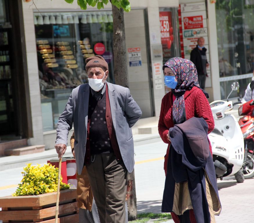 YAŞLILAR SOKAĞA AKIN ETTİ