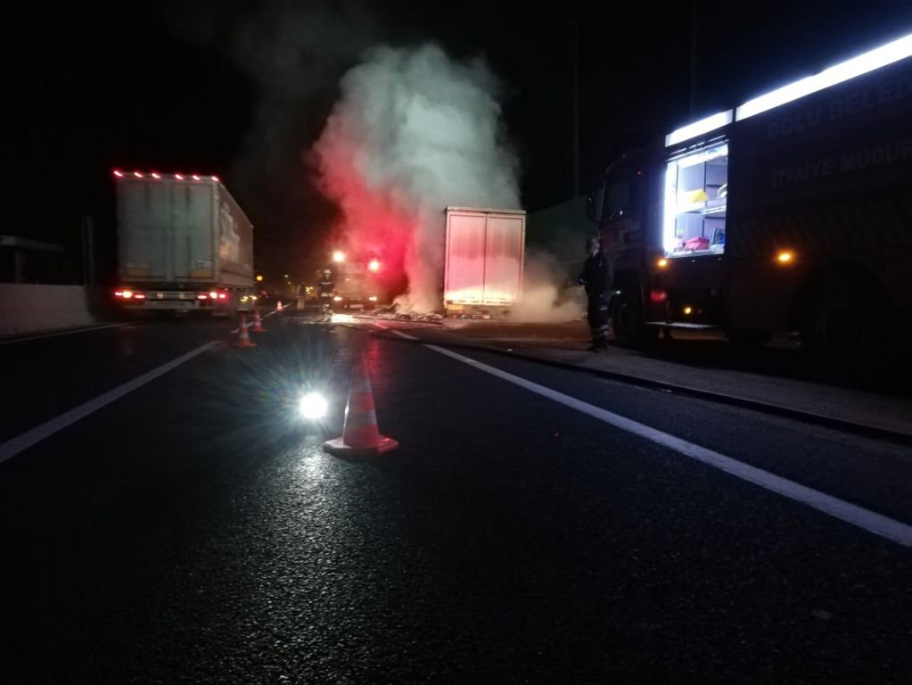 YOL ORTASINDA ALEV ALEV YANDI