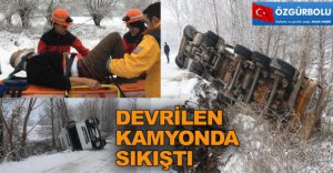 DEVRİLEN KAMYONDA SIKIŞTI
