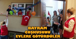 EV EV GEZİP BAYRAK DAĞITTILAR