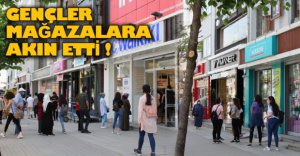 GENÇLER MAĞAZALARA AKIN ETTİ