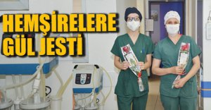 HEMŞİRELERE GÜL HEDİYE EDİLDİ
