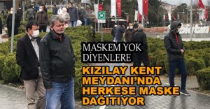 KENT MEYDANI'NDA MASKE DAĞITILIYOR