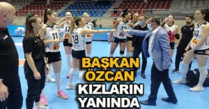 BAŞKAN ÖZCAN KIZLARIN YANINDA