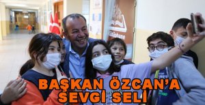 BAŞKAN ÖZCAN’A ÖĞRENCİLERDEN SEVGİ SELİ