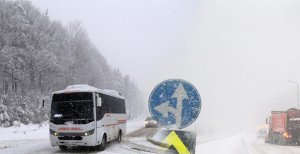 BOLU DAĞINDA KAR VE SİS ULAŞIMI YAVAŞLATTI