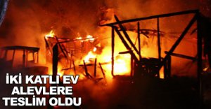 BOLU'DA İKİ KATLI EV ALEVLERE TESLİM OLDU