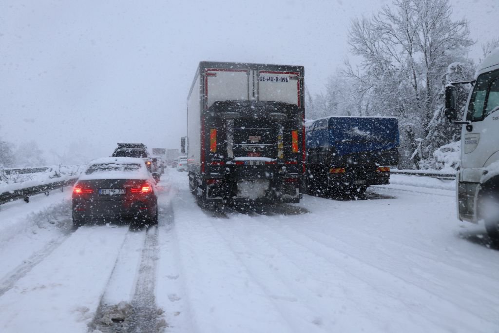 16 ARAÇ BİRBİRİNE GİRDİ, 8 KİŞİ YARALANDI