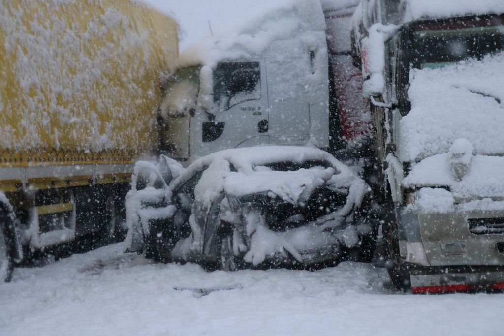 16 ARAÇ BİRBİRİNE GİRDİ, 8 KİŞİ YARALANDI