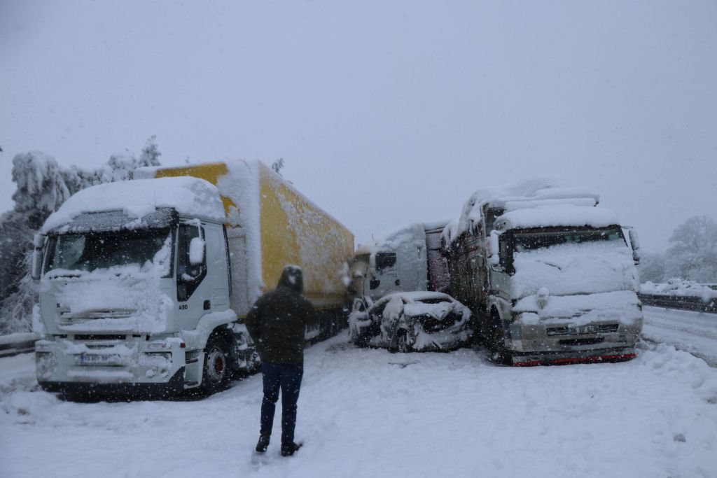 16 ARAÇ BİRBİRİNE GİRDİ, 8 KİŞİ YARALANDI