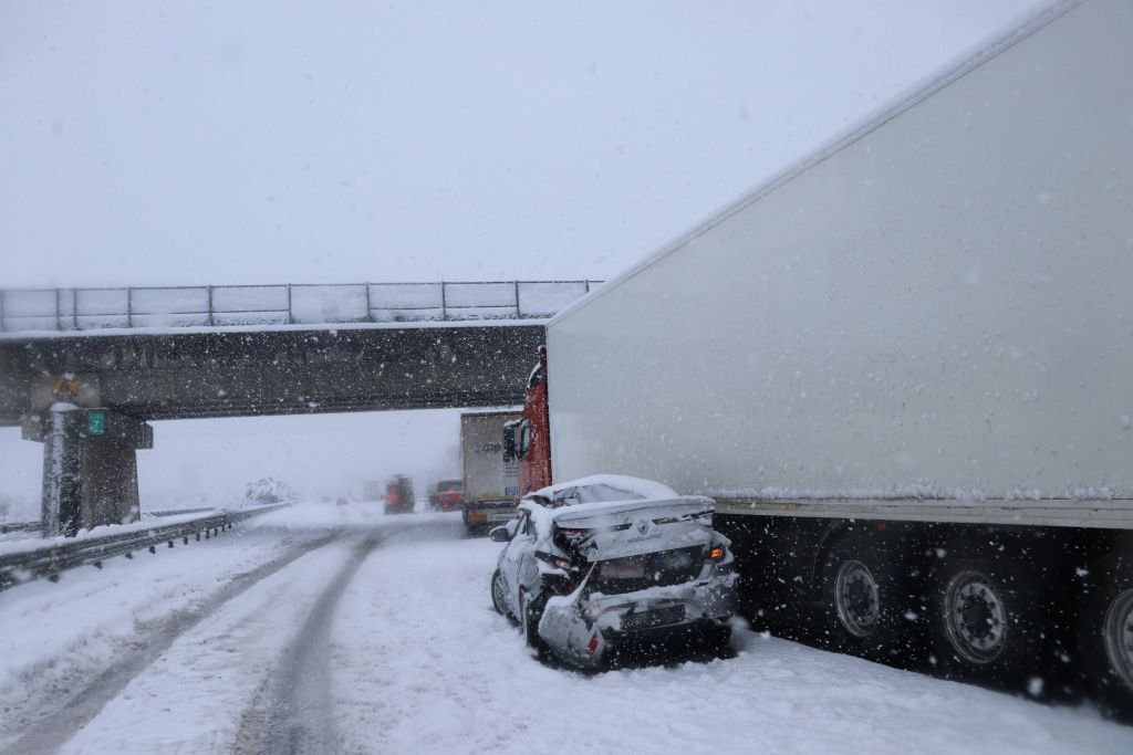 16 ARAÇ BİRBİRİNE GİRDİ, 8 KİŞİ YARALANDI