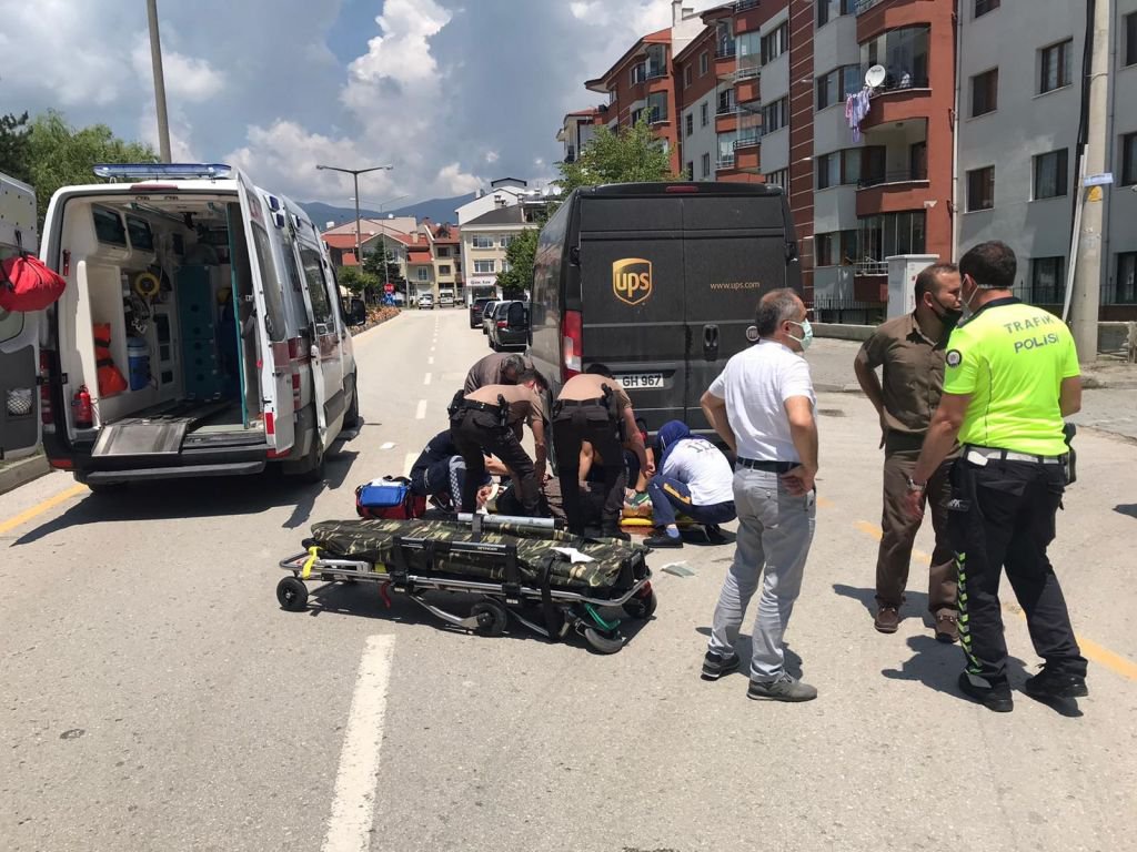 70 YAŞINDAKİ KADINA KARGO ARACI ÇARPTI