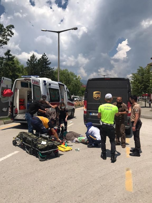 70 YAŞINDAKİ KADINA KARGO ARACI ÇARPTI