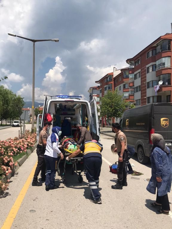 70 YAŞINDAKİ KADINA KARGO ARACI ÇARPTI