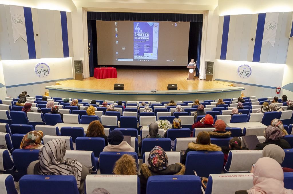 ANNELER ÜNİVERSİTEDE EĞİTİM PROGRAMINDA BULUŞTU