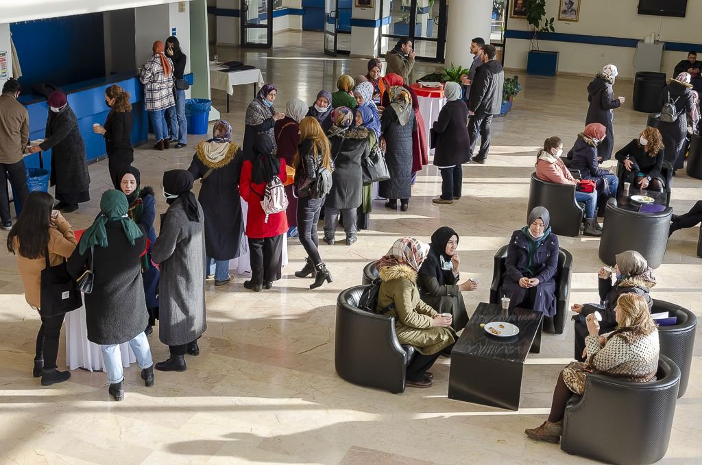 ANNELER ÜNİVERSİTEDE EĞİTİM PROGRAMINDA BULUŞTU