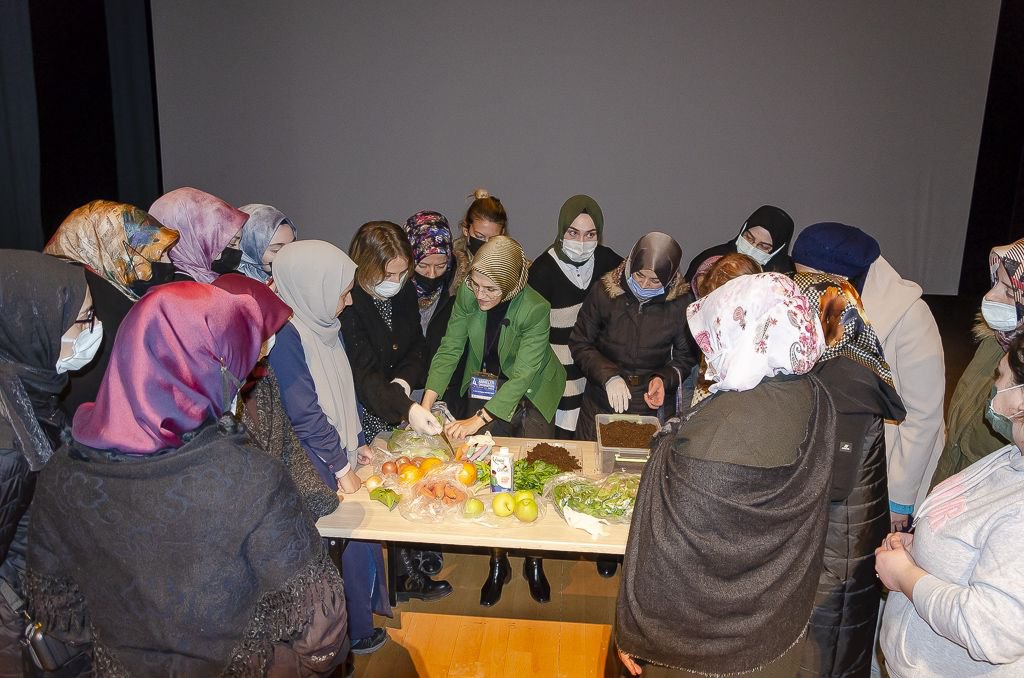 ANNELER ÜNİVERSİTEDE EĞİTİM PROGRAMINDA BULUŞTU