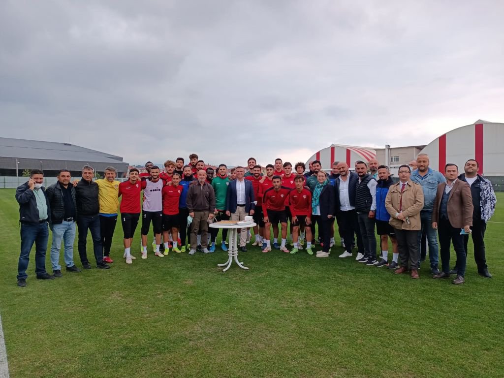 AK PARTİ'DEN BOLUSPOR'A BAKLAVALI ZİYARET