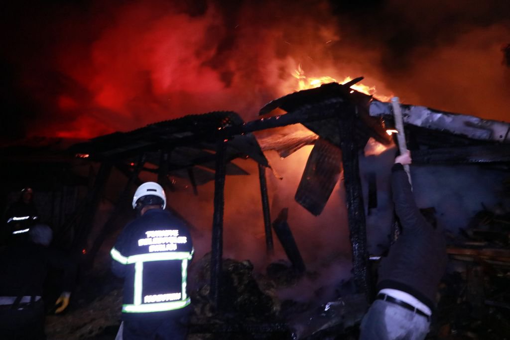 ALEVLER GECEYİ SARDI