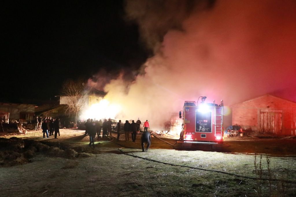 ALEVLER GECEYİ SARDI