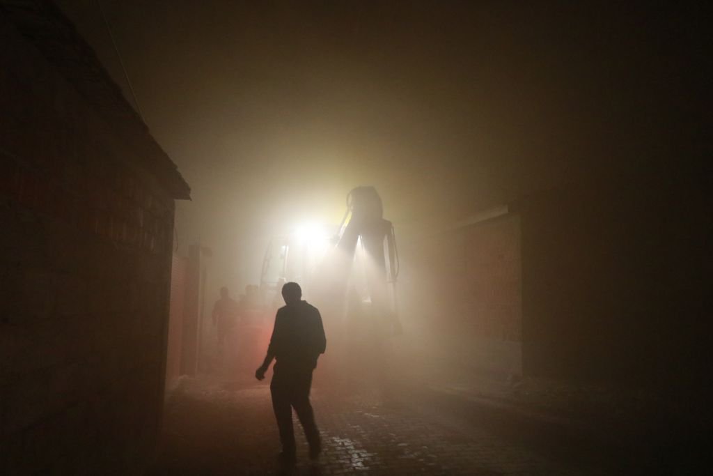 ALEVLER GECEYİ SARDI