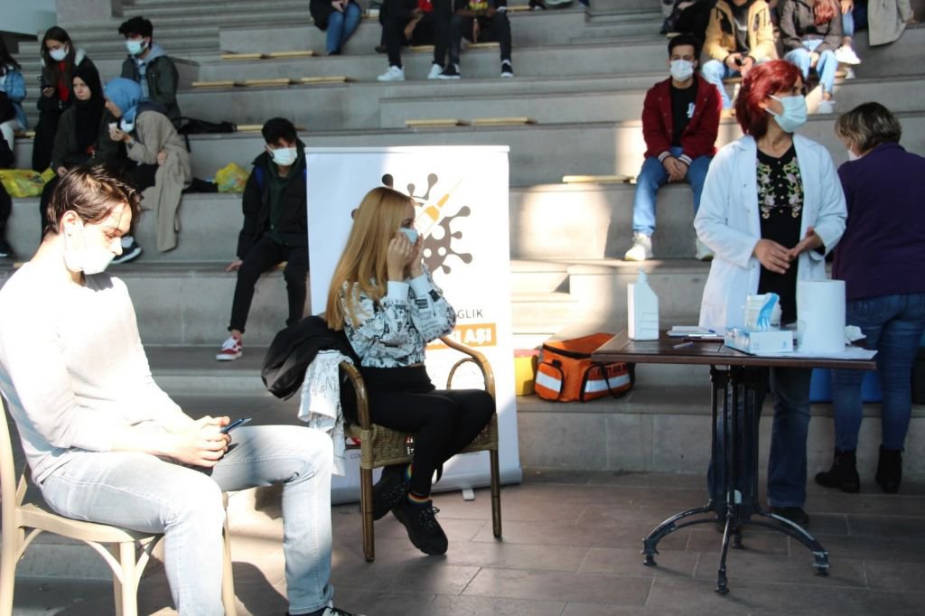 AŞI ÜNİVERSİTE ÖĞRENCİLERİNİN AYAĞINA GELDİ