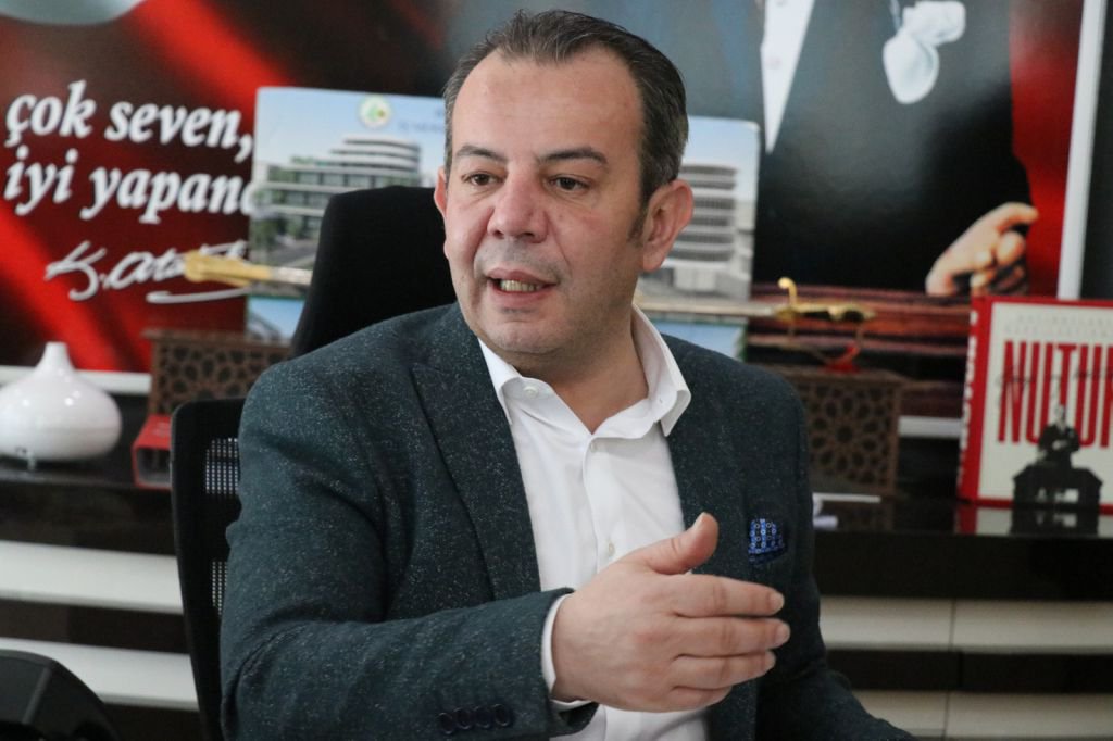 BAŞKAN ÖZCAN AYI HEYKELİNDE ISRARCI