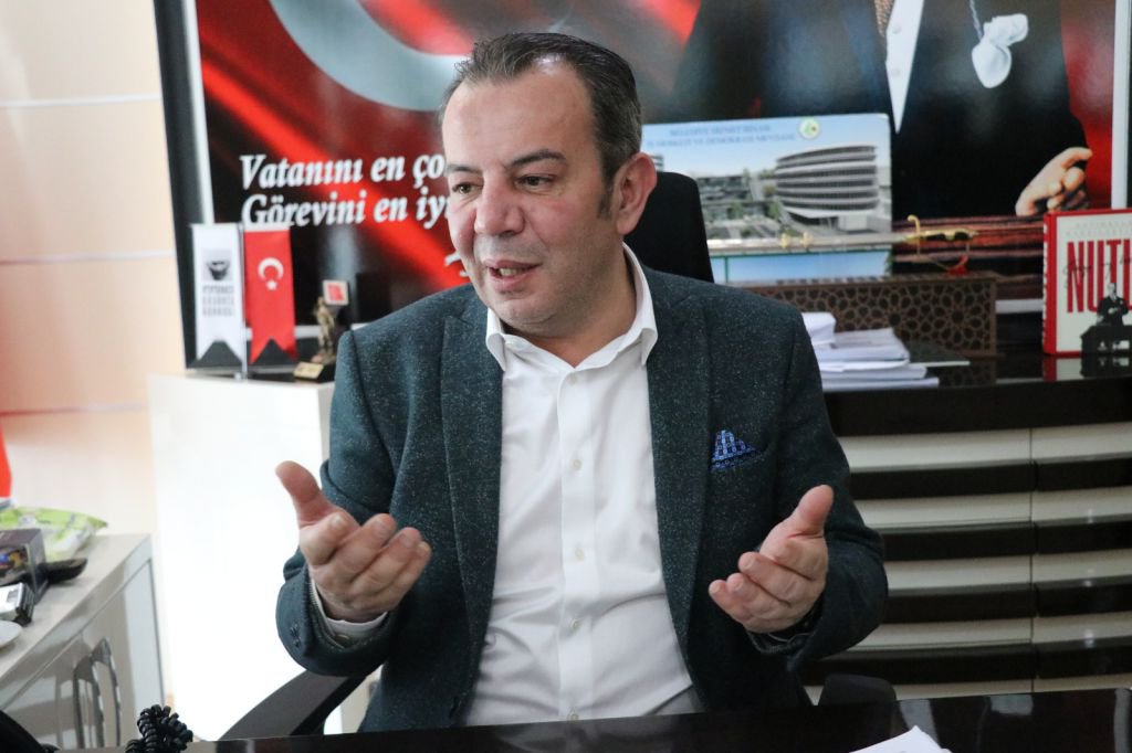 BAŞKAN ÖZCAN AYI HEYKELİNDE ISRARCI