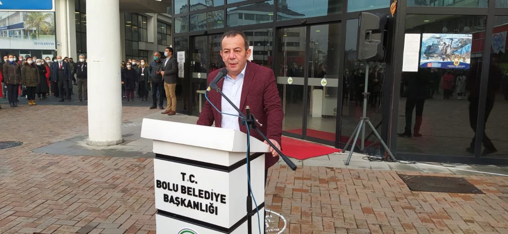 BELEDİYE GÜNE İSTİKLAL MARŞIYLA BAŞLADI