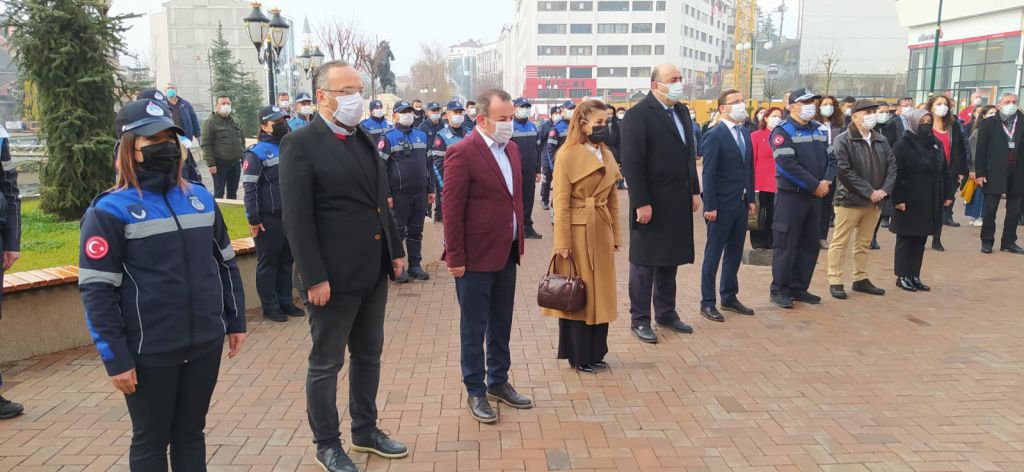 BELEDİYE GÜNE İSTİKLAL MARŞIYLA BAŞLADI