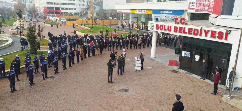 BELEDİYE GÜNE İSTİKLAL MARŞIYLA BAŞLADI