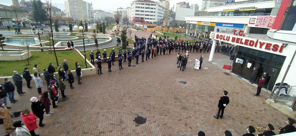 BELEDİYE GÜNE İSTİKLAL MARŞIYLA BAŞLADI