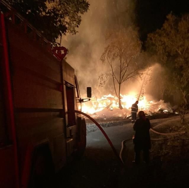 BİR EVDE ÇIKAN YANGIN ÜÇ EVİ KÜLE ÇEVİRDİ