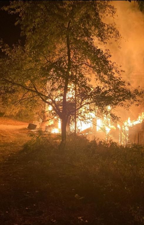 BİR EVDE ÇIKAN YANGIN ÜÇ EVİ KÜLE ÇEVİRDİ