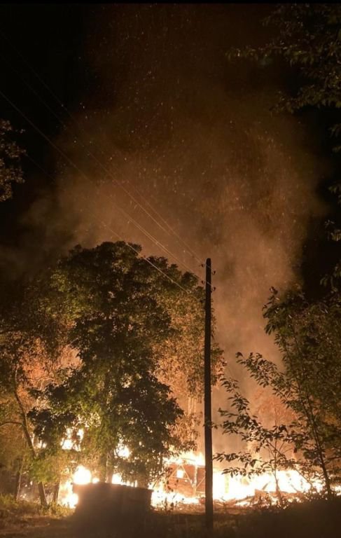 BİR EVDE ÇIKAN YANGIN ÜÇ EVİ KÜLE ÇEVİRDİ