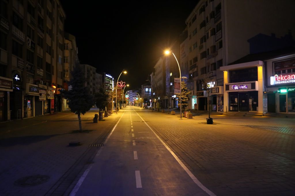 BOLU SOKAKLARINDA SESSİZLİK HAKİM