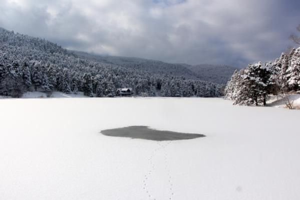 BOLU’DA GÖL BUZ TUTTU